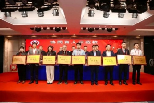 力明科技职业中专创佳绩！