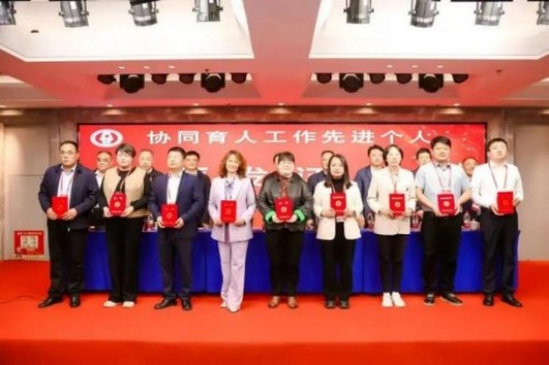 力明科技职业中专创佳绩！