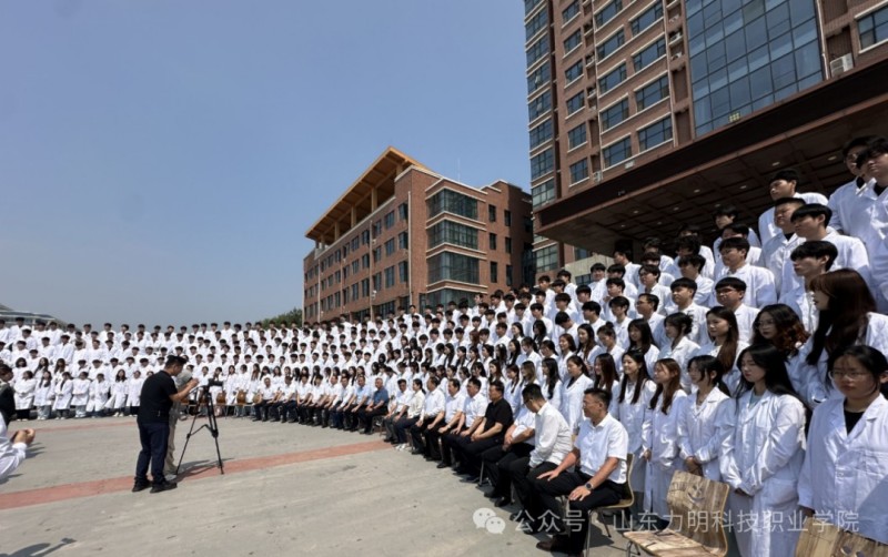 定格青春，共赴新程：力明学院2025年毕业大合影圆满举行