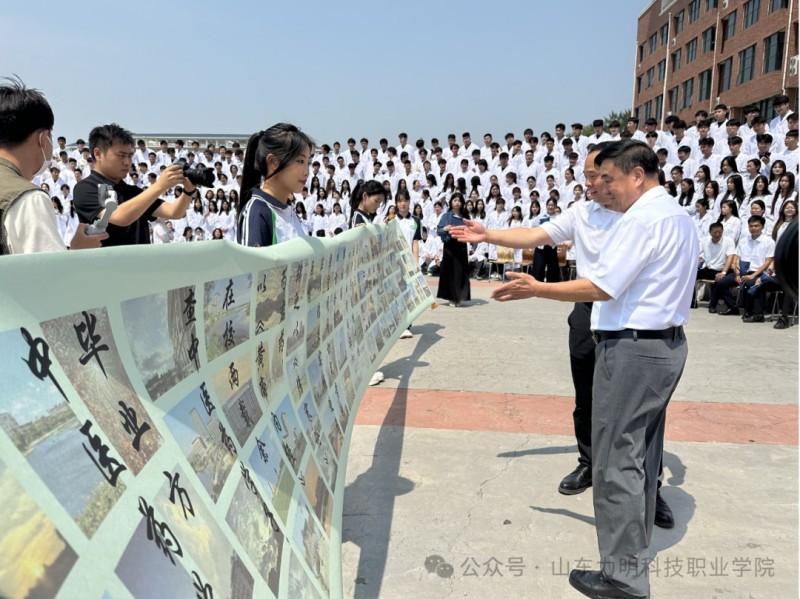 定格青春，共赴新程：力明学院2025年毕业大合影圆满举行