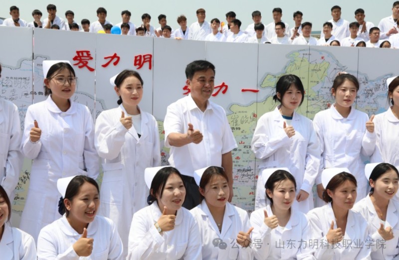 定格青春，共赴新程：力明学院2025年毕业大合影圆满举行