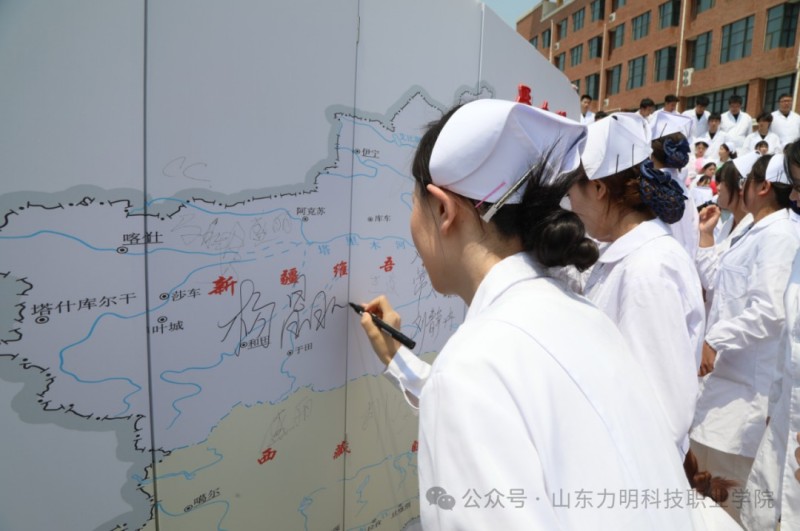 定格青春，共赴新程：力明学院2025年毕业大合影圆满举行