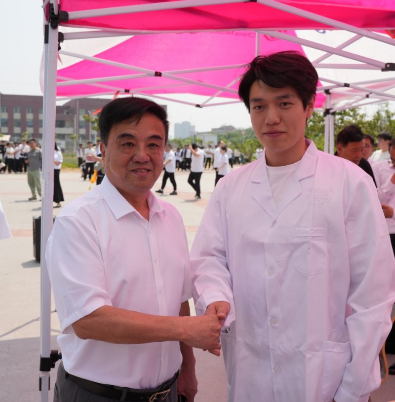 定格青春，共赴新程：力明学院2025年毕业大合影圆满举行