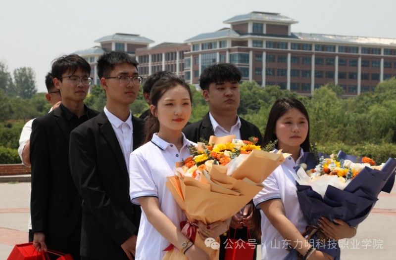 定格青春，共赴新程：力明学院2025年毕业大合影圆满举行