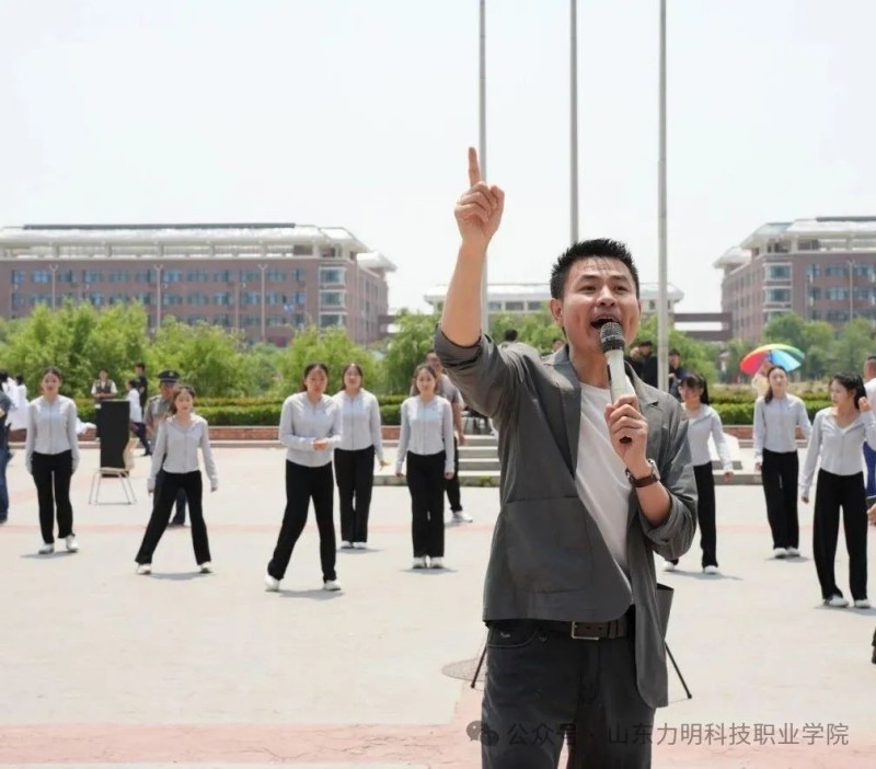 定格青春，共赴新程：力明学院2025年毕业大合影圆满举行