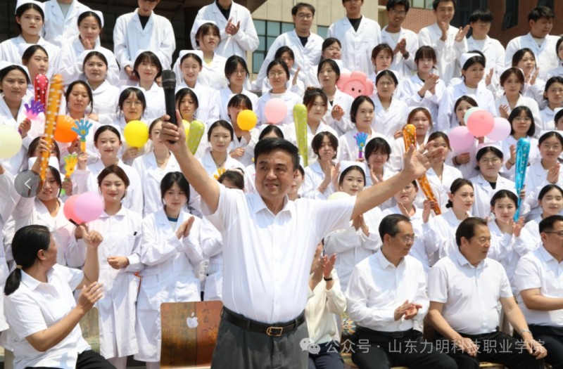定格青春，共赴新程：力明学院2025年毕业大合影圆满举行