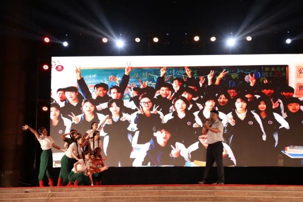 明教育集团2025年毕业晚会圆满落幕，挺膺担当开启新征程