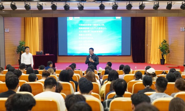 爱心传递，梦想启航——图书捐赠仪式暨公益宣讲报告会在力明学院隆重举办