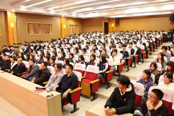 “独腿球王”何忆义受聘为力明足球学校校长，2025全国招生！