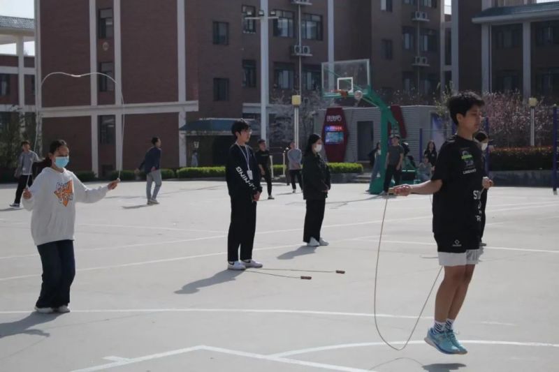 踢毽子、跳绳、踩气球……好热闹！力明中职趣味运动会嗨翻天！