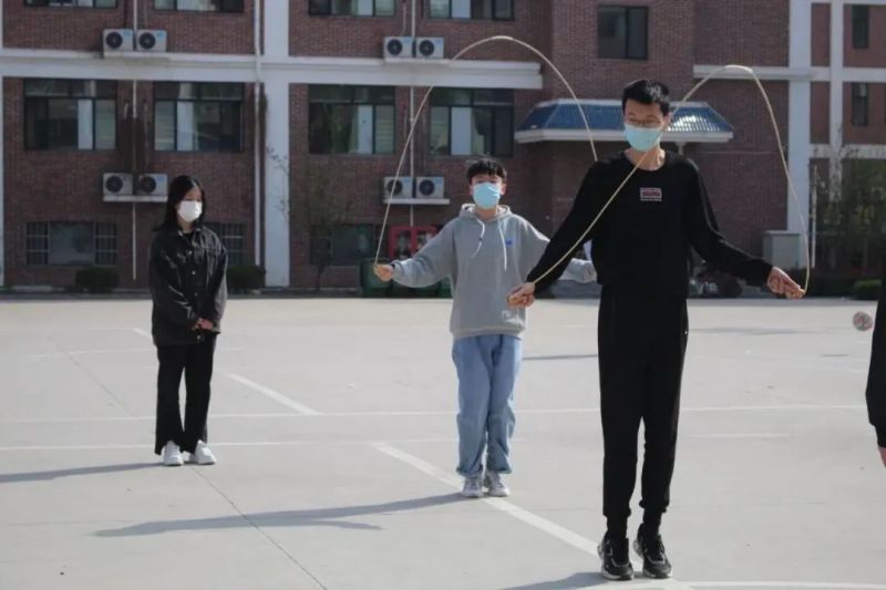 踢毽子、跳绳、踩气球……好热闹！力明中职趣味运动会嗨翻天！