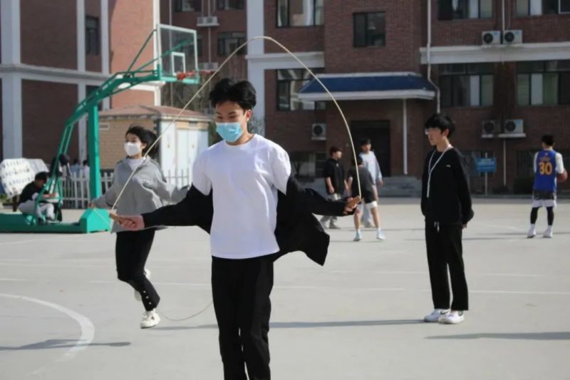 踢毽子、跳绳、踩气球……好热闹！力明中职趣味运动会嗨翻天！