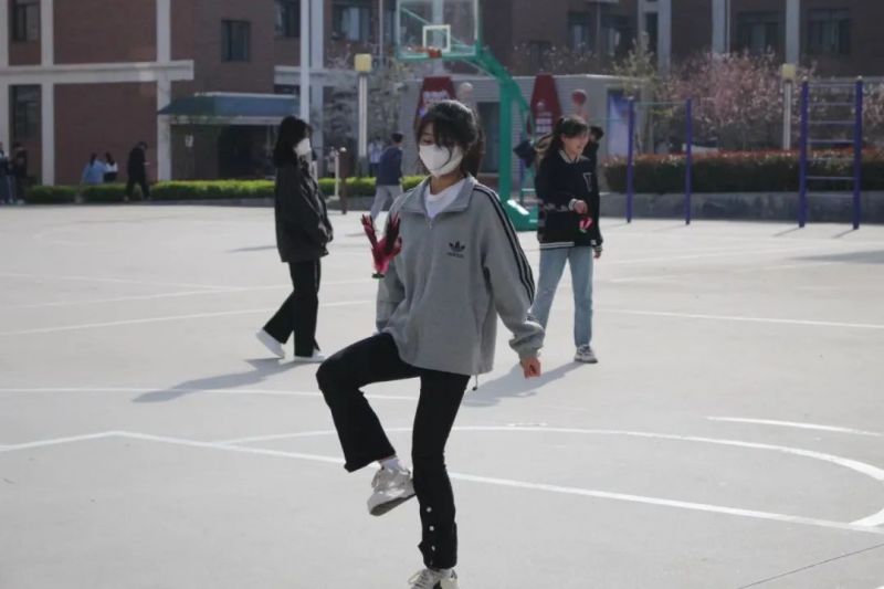 踢毽子、跳绳、踩气球……好热闹！力明中职趣味运动会嗨翻天！