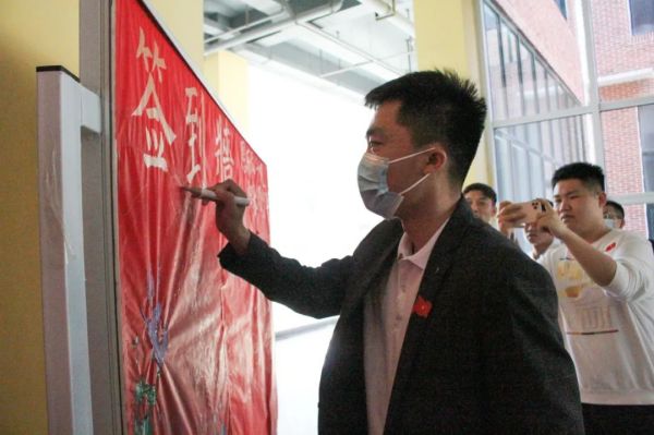 力明中职成人礼，破防了！