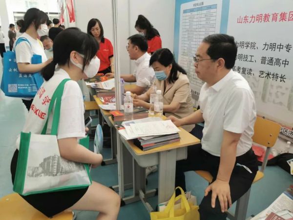 力明专家教师咨询团惊喜亮相各地高招咨询会